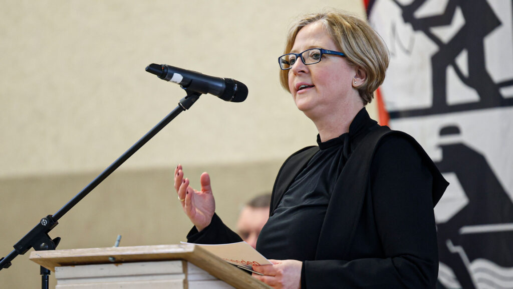 Bürgermeisterin Manuela Schmidt spricht auf der Jahresdienstbesprechung der Feuerwehr Menden.