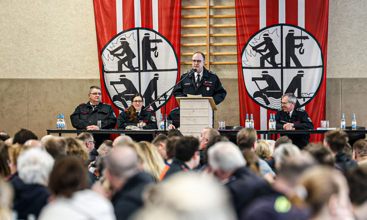 Feuerwehrchef Christian Bongard spricht auf der Jahresdienstbesprechung der Feuerwehr Menden.