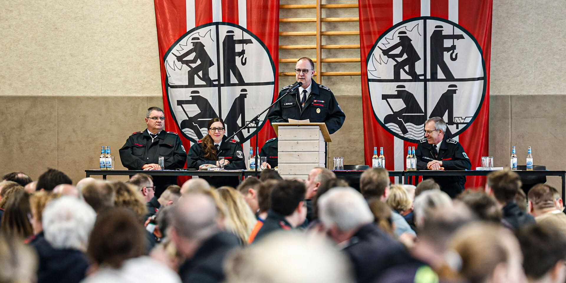 Feuerwehrchef Christian Bongard spricht auf der Jahresdienstbesprechung der Feuerwehr Menden.