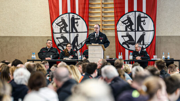Feuerwehrchef Christian Bongard spricht auf der Jahresdienstbesprechung der Feuerwehr Menden.