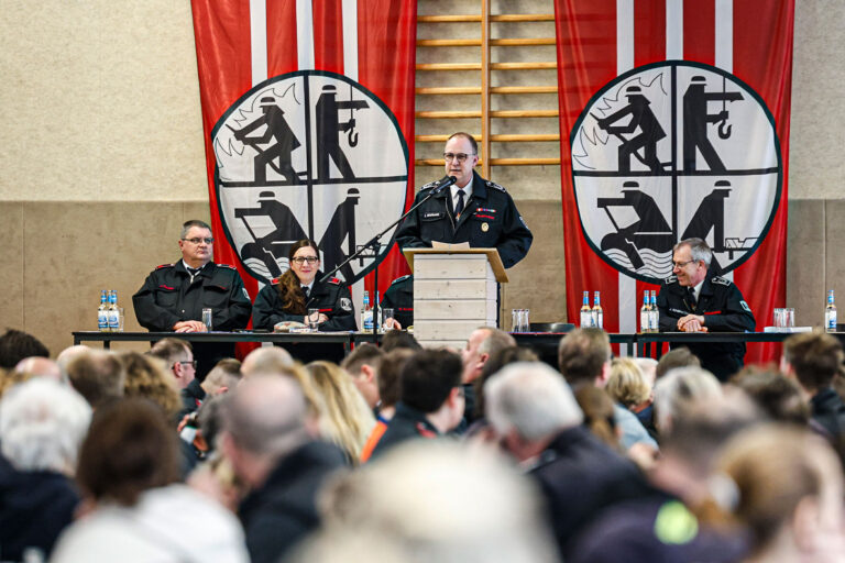Foto: Dennis Echtermann Feuerwehrchef Christian Bongard spricht auf der Jahresdienstbesprechung der Feuerwehr Menden.