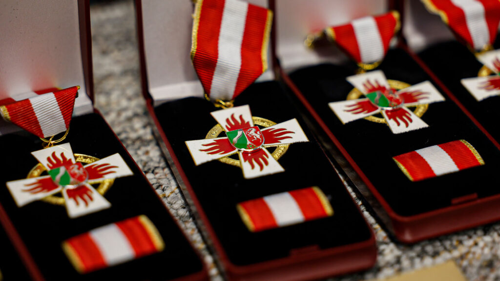 Bei der Jahresdienstbesprechung der Feuerwehr Menden wurden einige Einsatzkräfte geehrt.