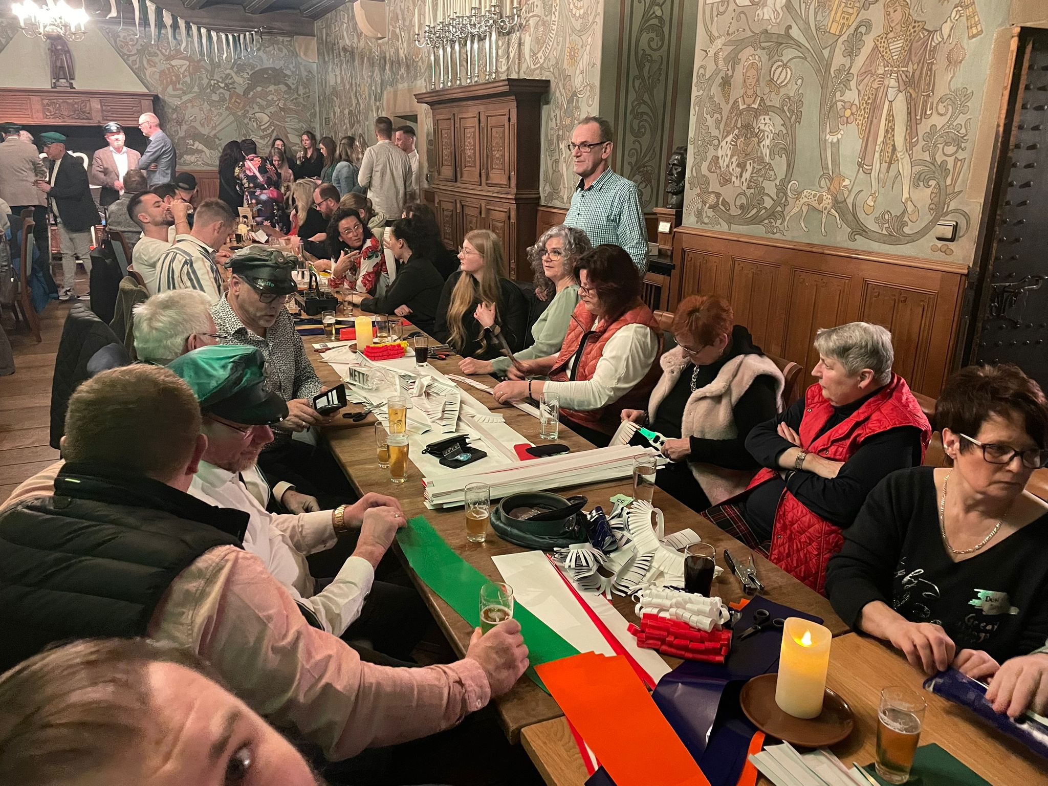 Menschen im Festsaal der Burg Altena