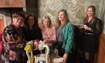 Frauen beim Kränzebinden der Kompanie Nette