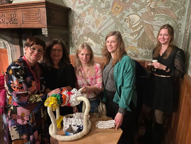 Foto: Kompanie Nette Frauen beim Kränzebinden der Kompanie Nette