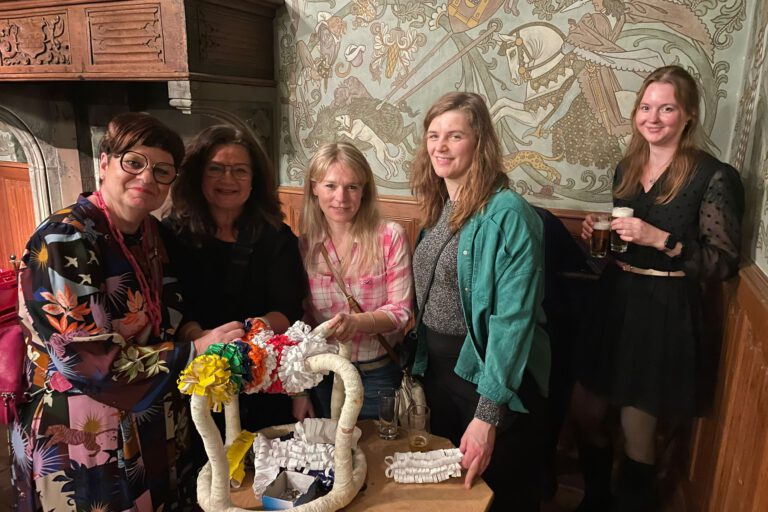 Frauen beim Kränzebinden der Kompanie Nette