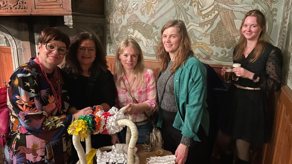 Frauen beim Kränzebinden der Kompanie Nette