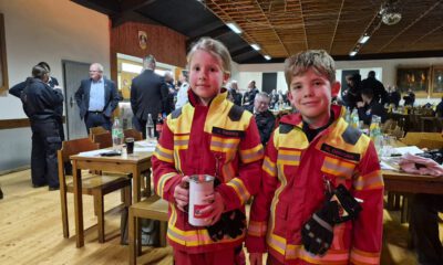 Zwei Kinder bei der Feuerwehr