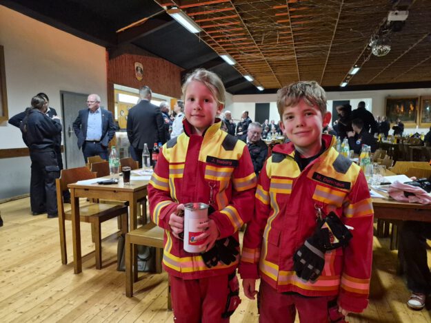 Zwei Kinder bei der Feuerwehr