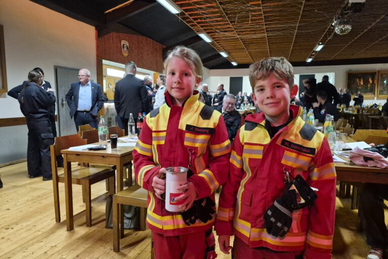 Zwei Kinder bei der Feuerwehr