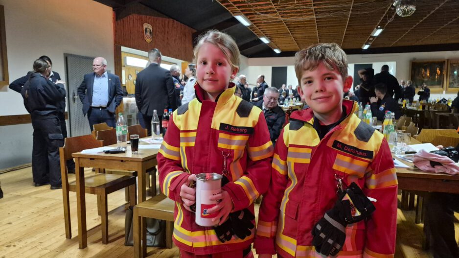 Zwei Kinder bei der Feuerwehr