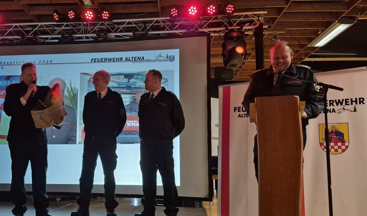 Kai Spelsberg leitet eine Feuerwehrversammlung. 