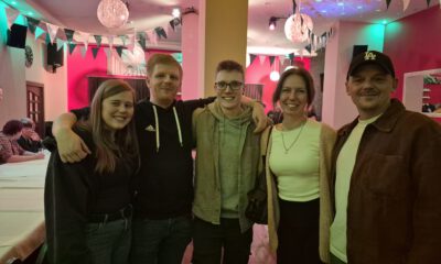 Junge Leute feiern Auftakt des Kränzebindens.