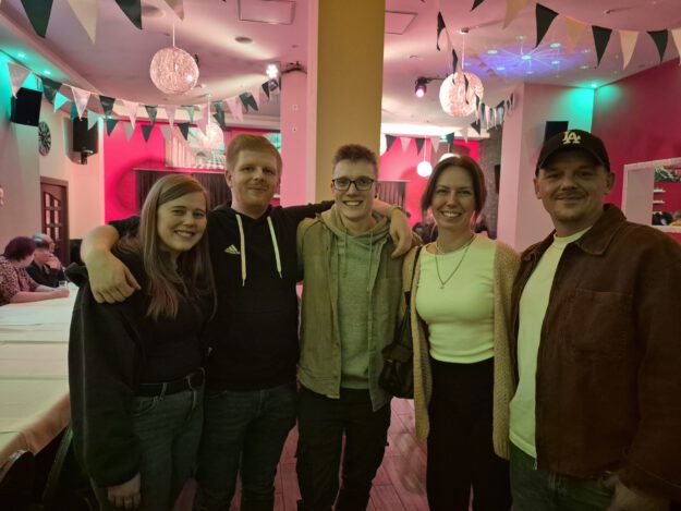 Foto: Ilka Kremer Junge Leute feiern Auftakt des Kränzebindens.