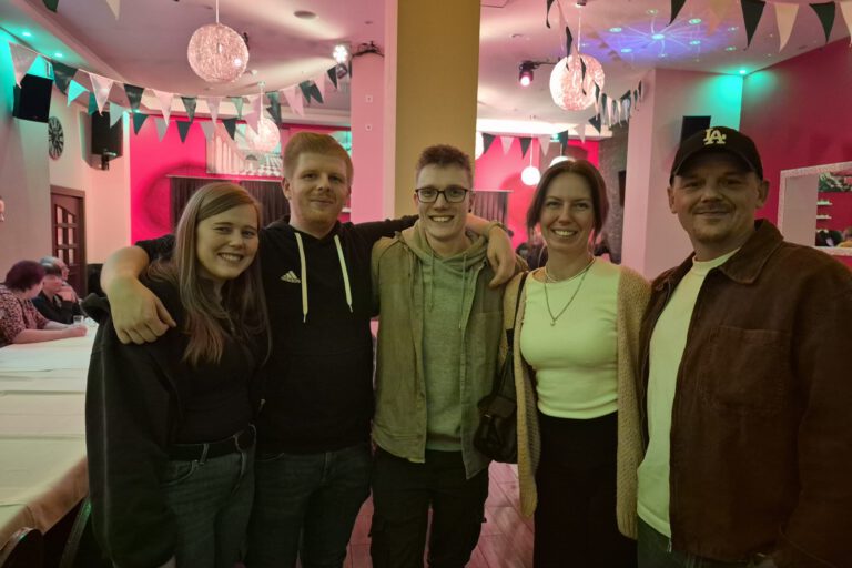 Junge Leute feiern Auftakt des Kränzebindens.