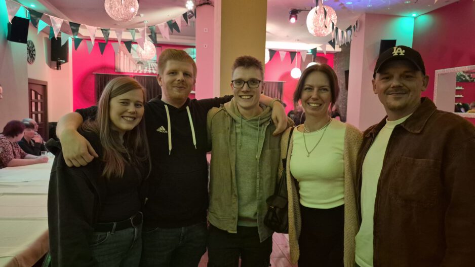 Junge Leute feiern Auftakt des Kränzebindens.