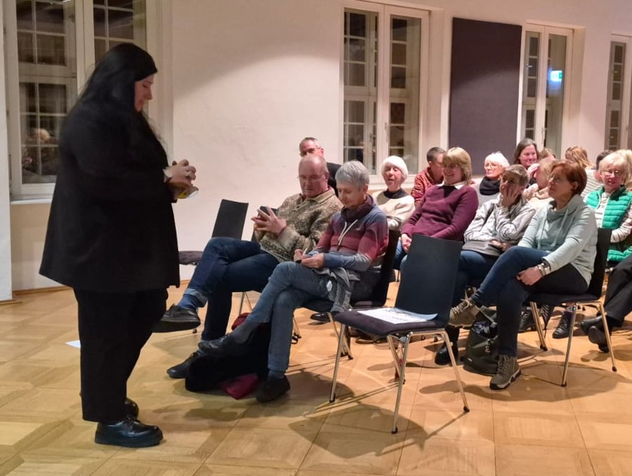 Lena Schätte in der Burg Holtzbrinck.