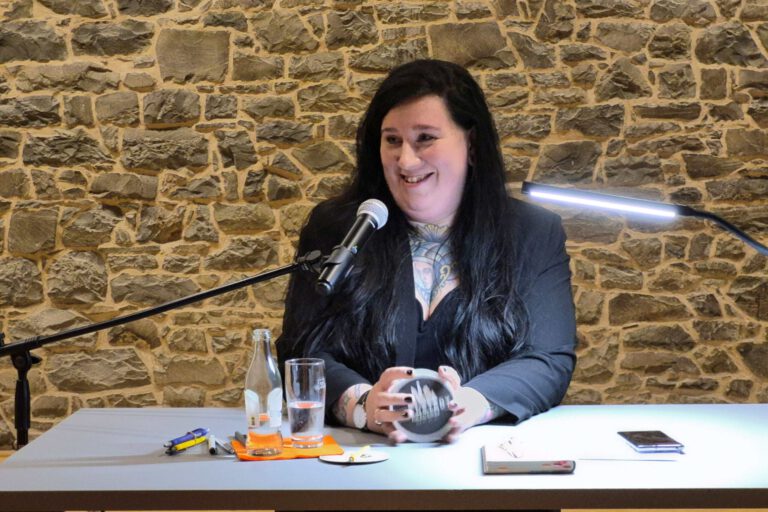 Lena Schätte in der Burg Holtzbrinck.