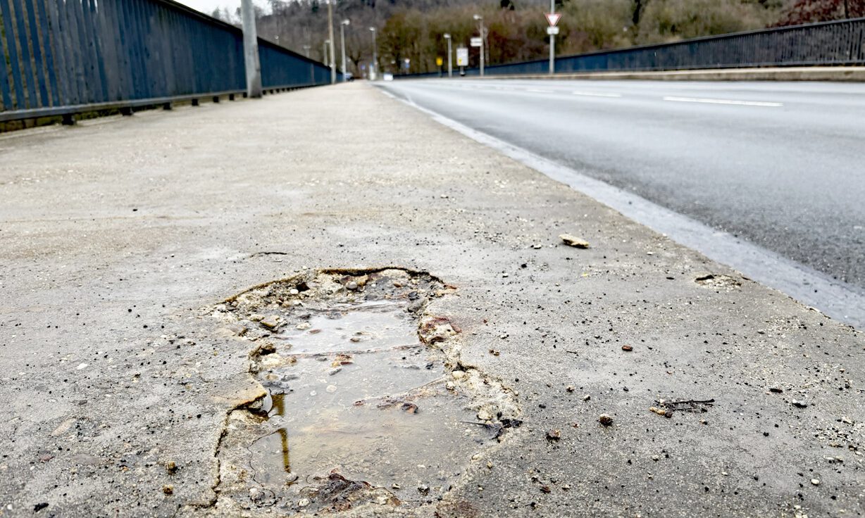 Ein kaputter Gehweg
