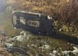 Unfallauto im Bach.