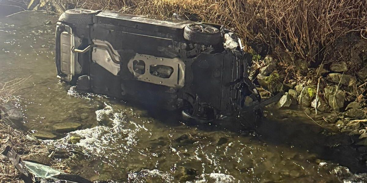 Unfallauto im Bach.