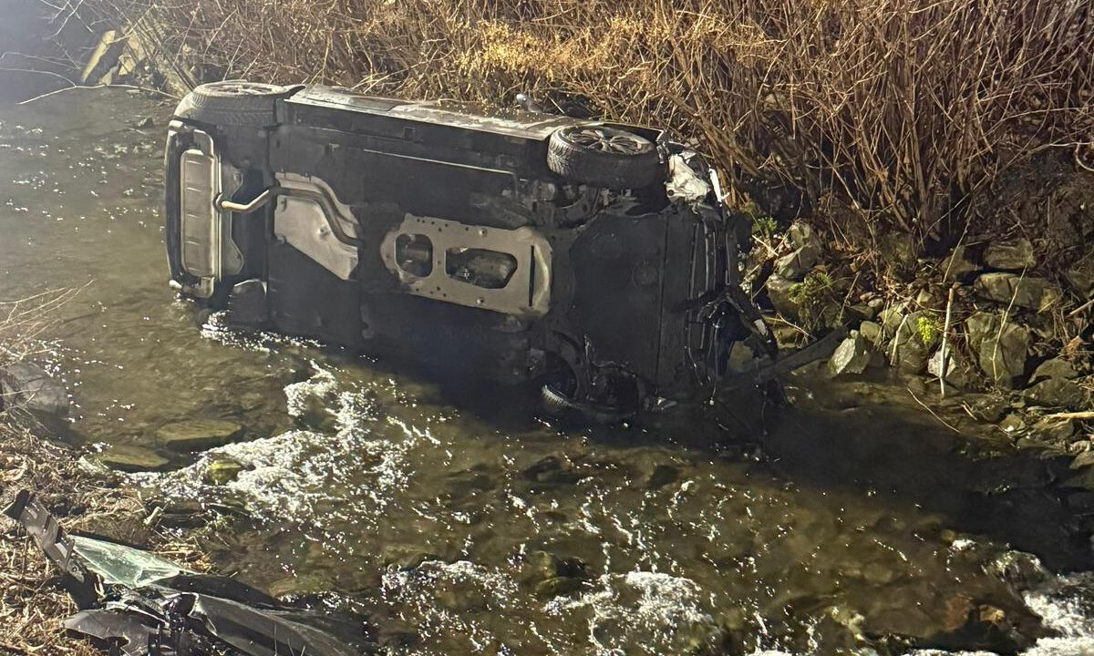 Unfallauto im Bach.