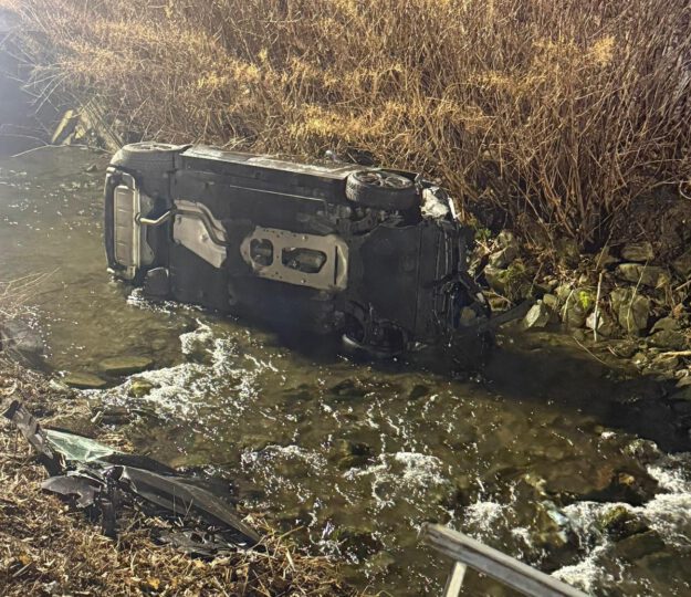 Unfallauto im Bach.