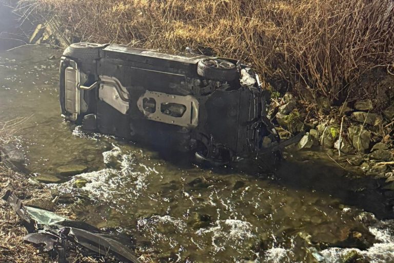 Unfallauto im Bach.