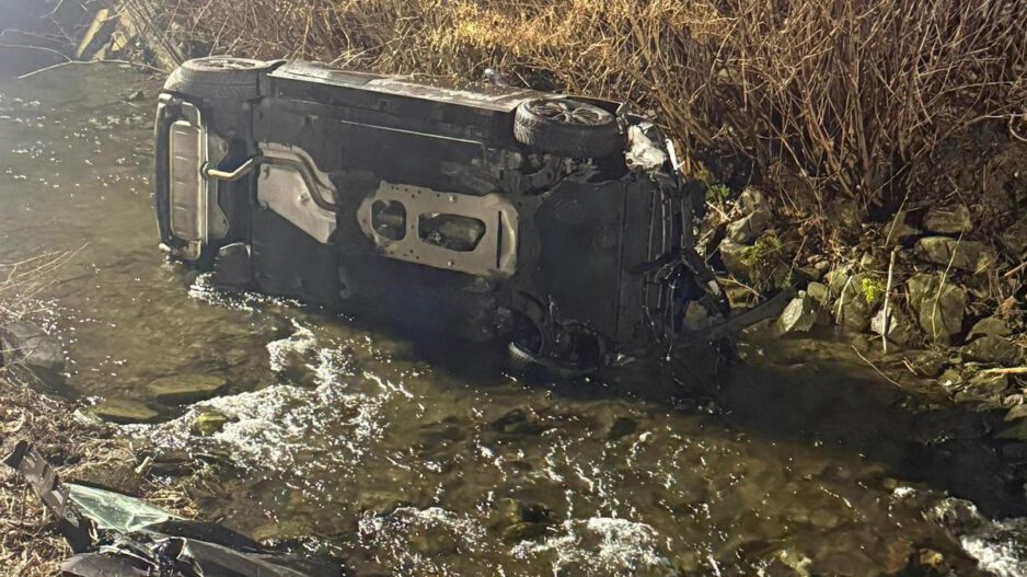Unfallauto im Bach.