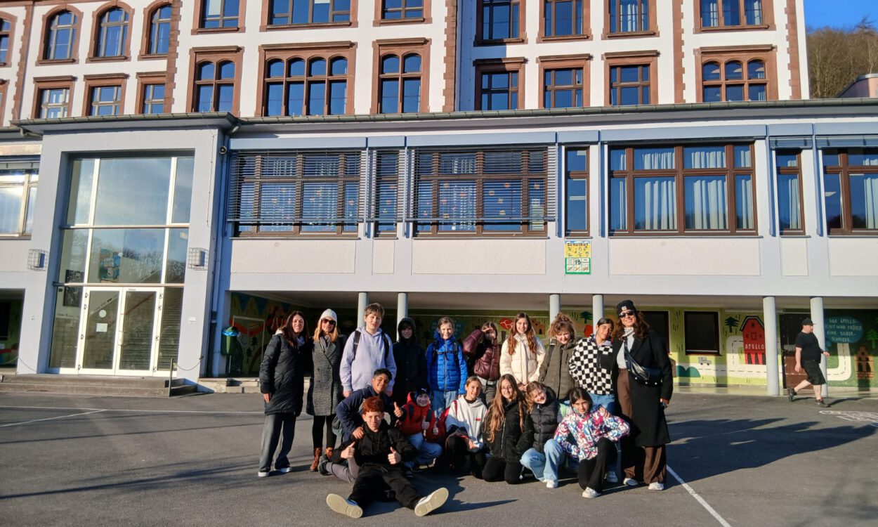 Spanische Schüler vor dem BGA.