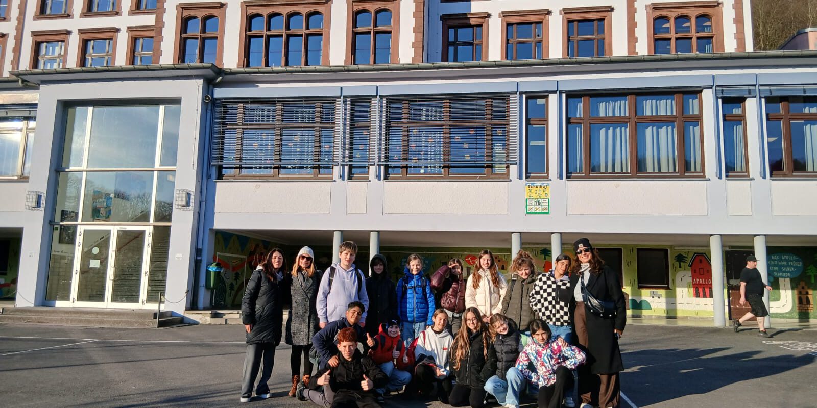 Spanische Schüler vor dem BGA.