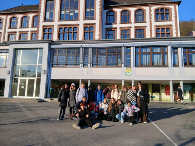 Spanische Schüler vor dem BGA.