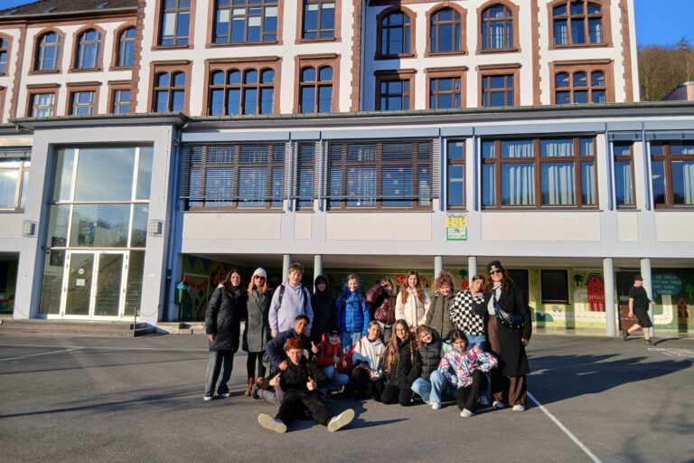 Spanische Schüler vor dem BGA.