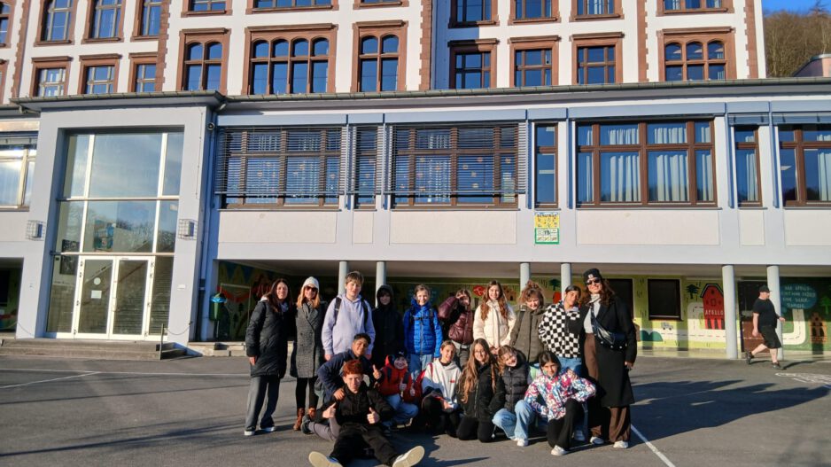 Spanische Schüler vor dem BGA.