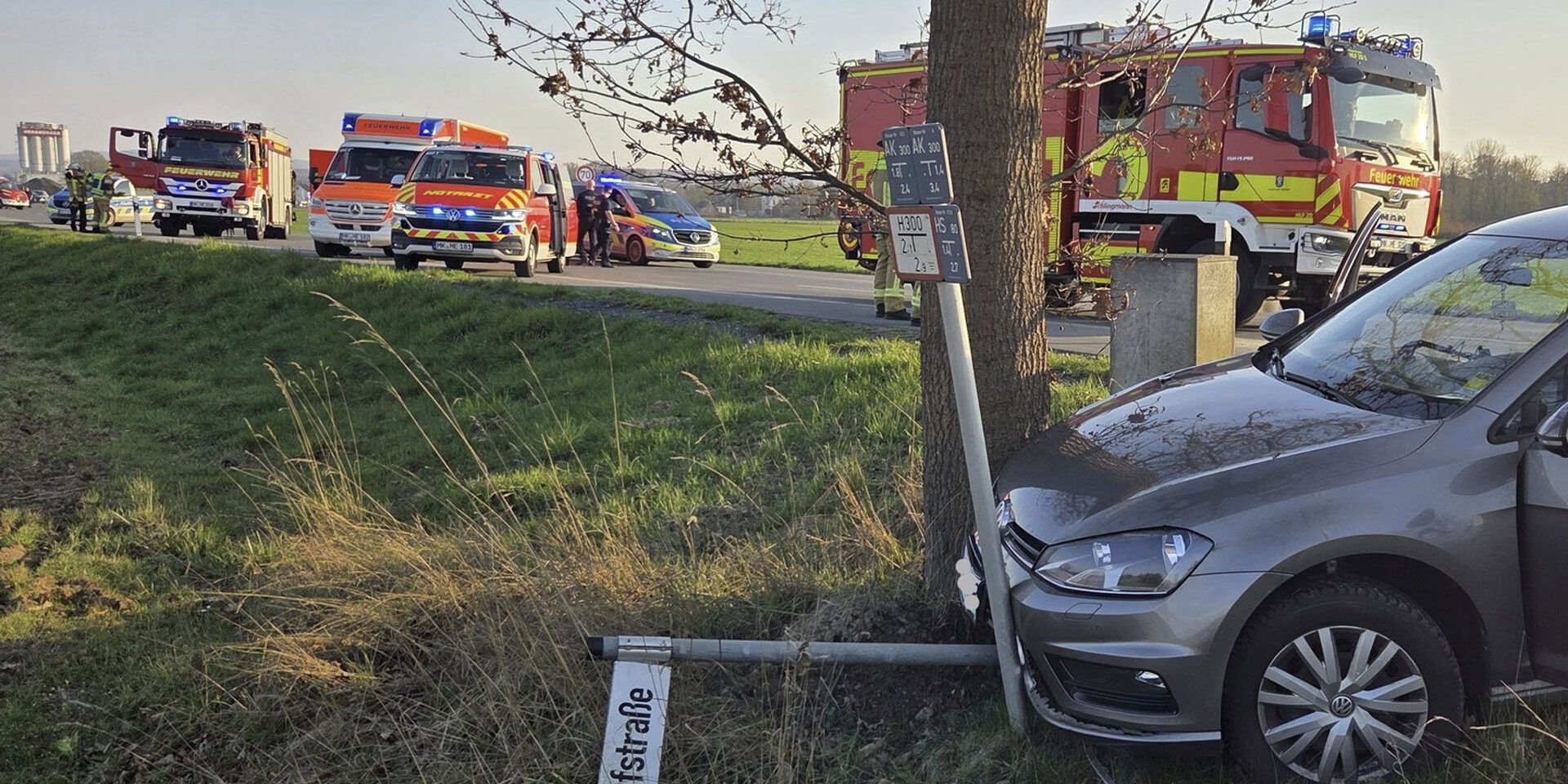Ein grauer Pkw ist bei einem Unfall von der Straße abgekommen.