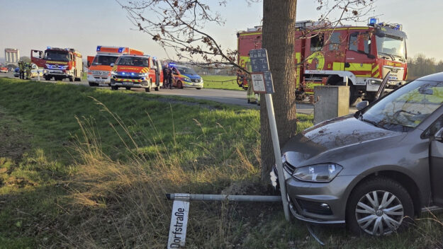 Foto: Feuerwehr Menden Ein grauer Pkw ist bei einem Unfall von der Straße abgekommen.