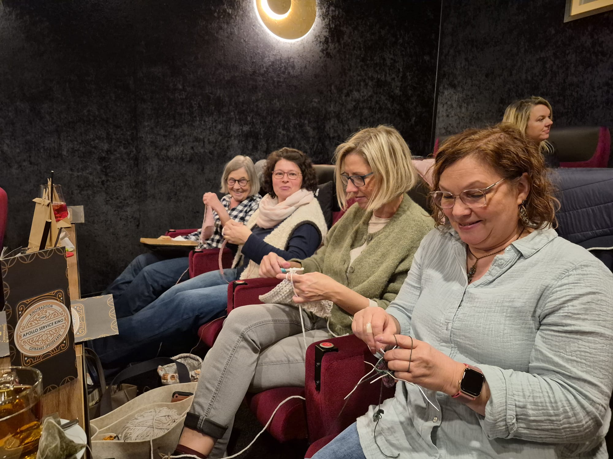 Strickende Frauen im Kino.