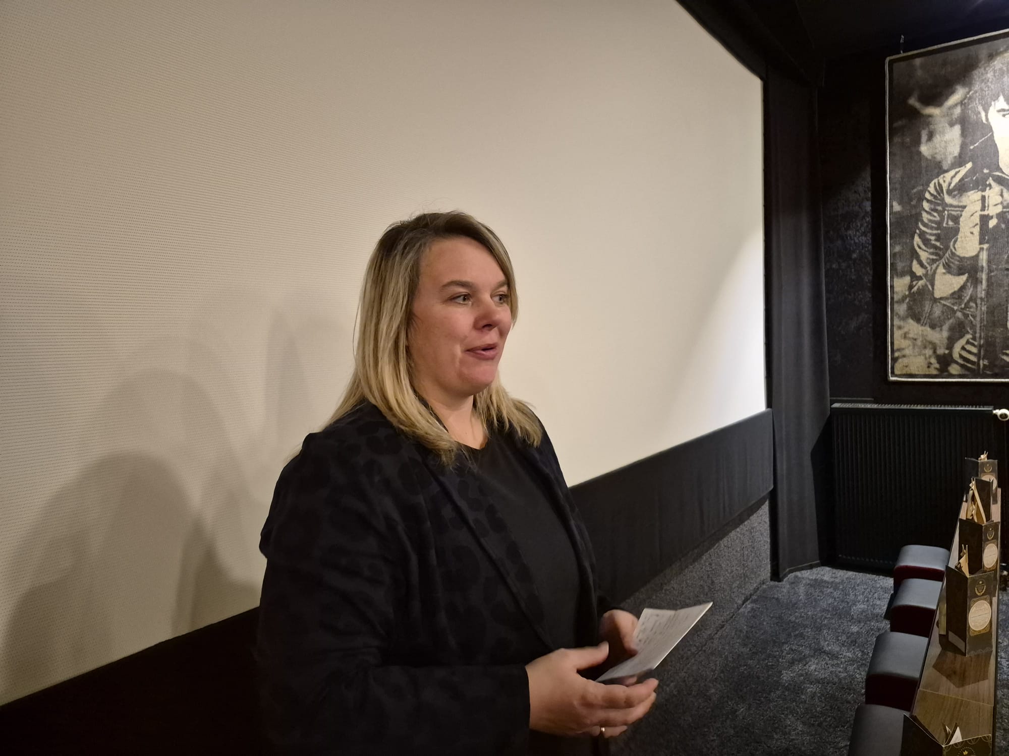 Frau begrüßt Gäste.