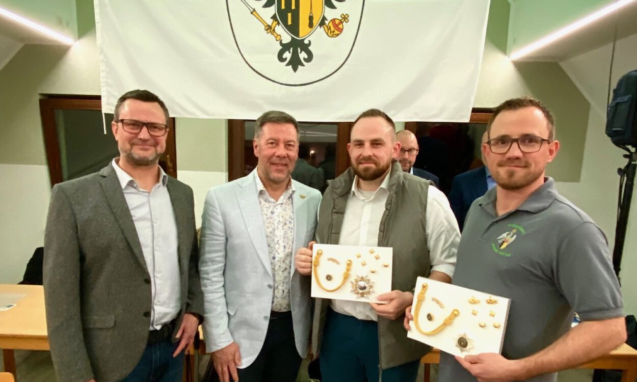 Vier Männer im Schützenheim Evingsen