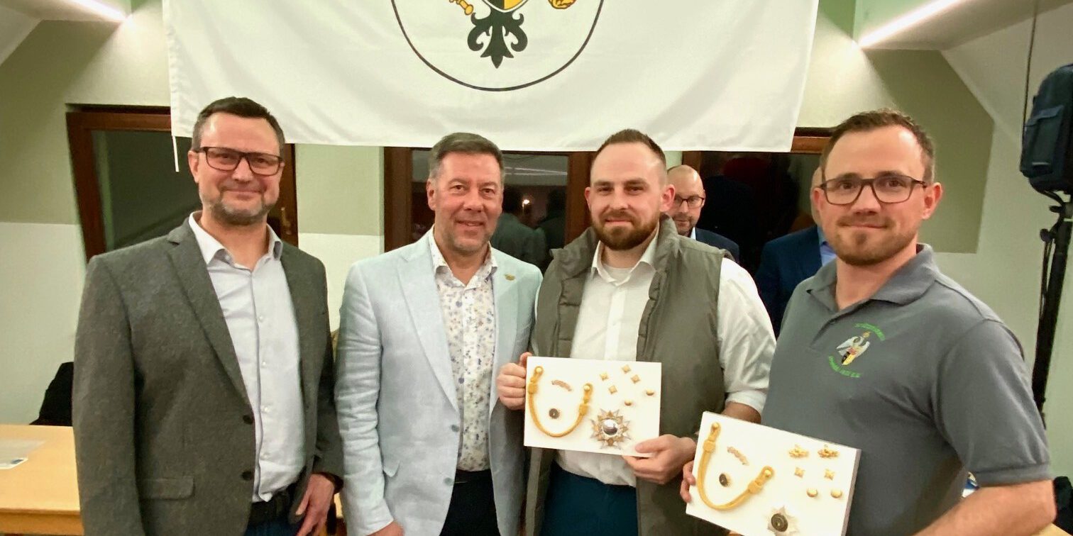 Vier Männer im Schützenheim Evingsen