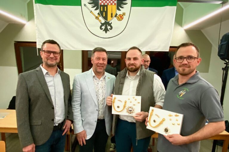 Foto: Daniel Friske Vier Männer im Schützenheim Evingsen