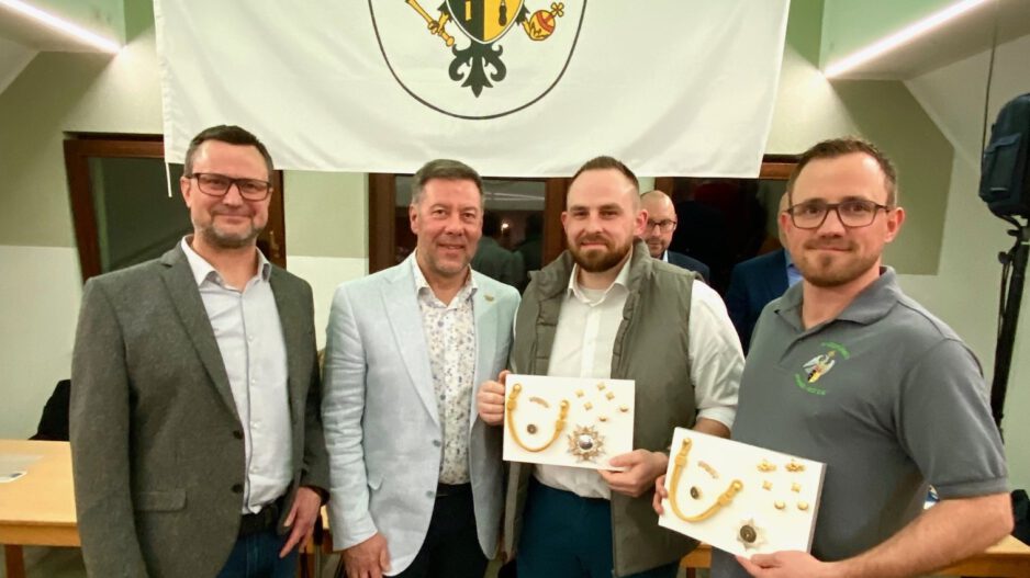 Vier Männer im Schützenheim Evingsen