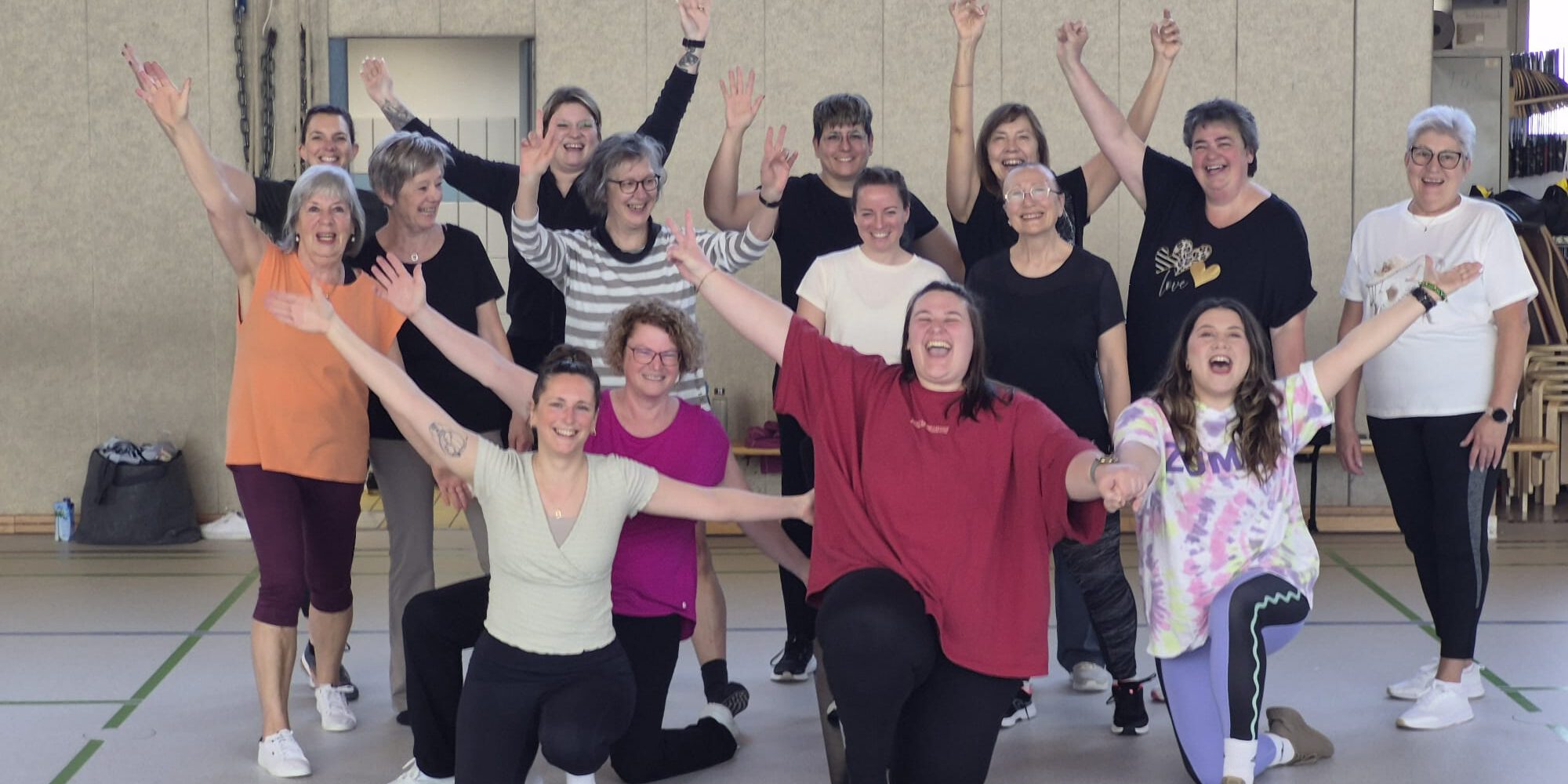 Teilnehmerinnen eines Sportkurses.