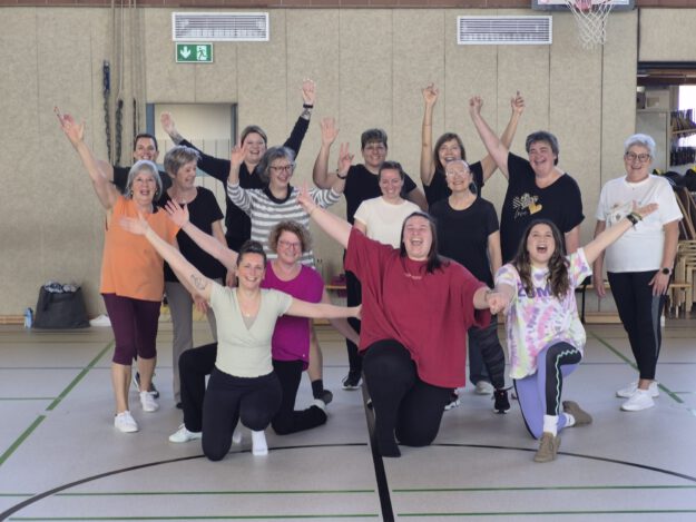 Teilnehmerinnen eines Sportkurses.