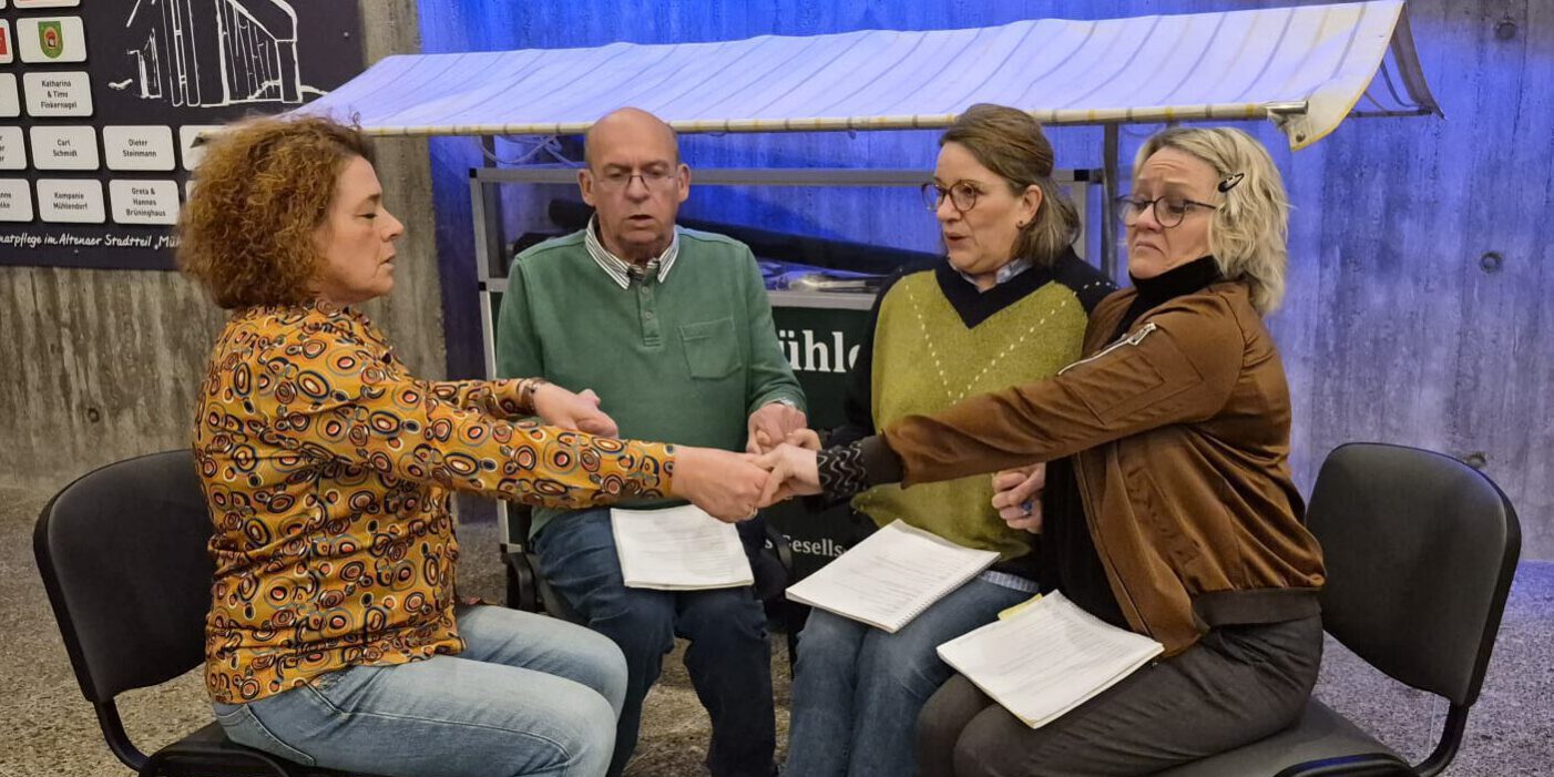 Eine Theatergruppe probt