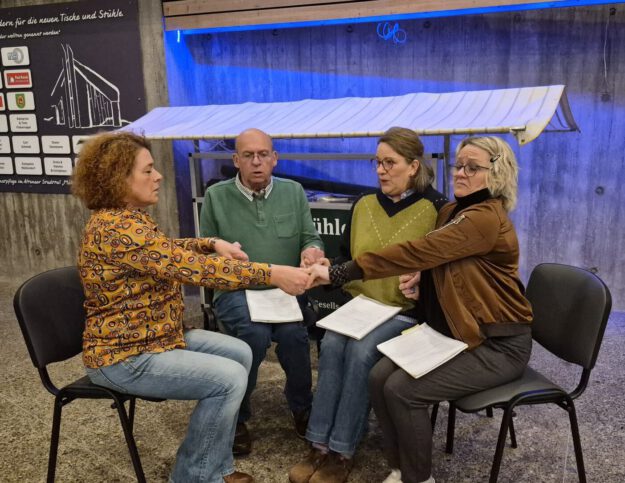 Eine Theatergruppe probt