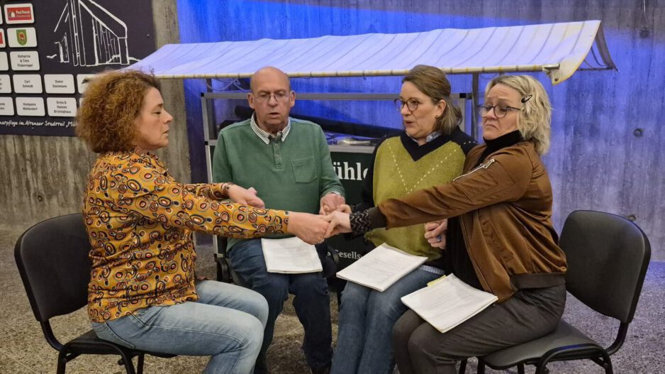 Eine Theatergruppe probt