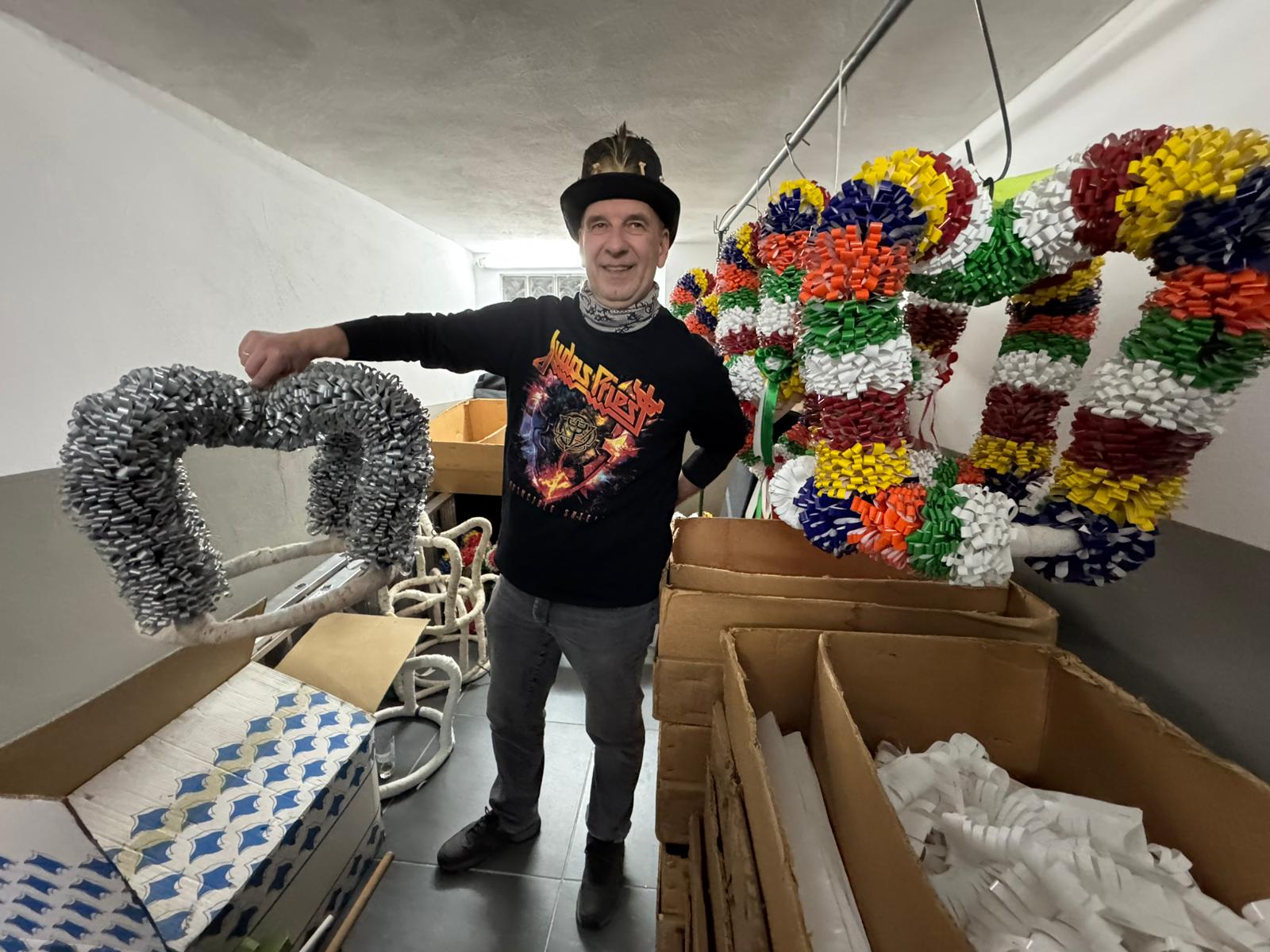 Ein Mann mit einer gebastelten Krone.