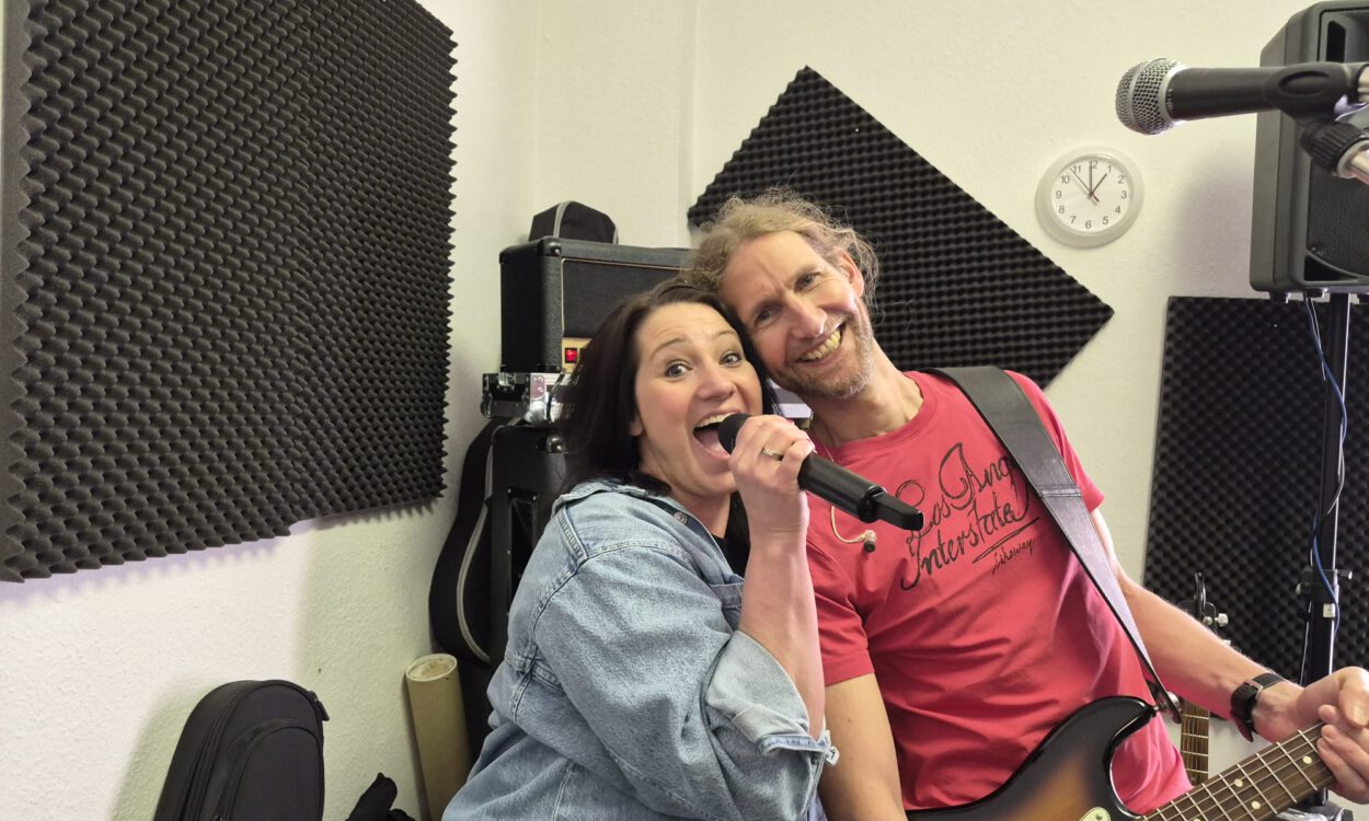 Yvonne und Marcel perforemen.