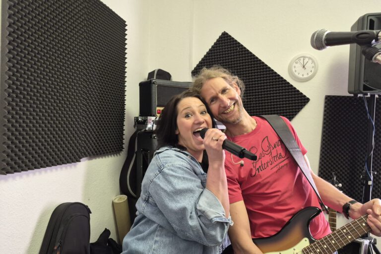 Yvonne und Marcel perforemen.